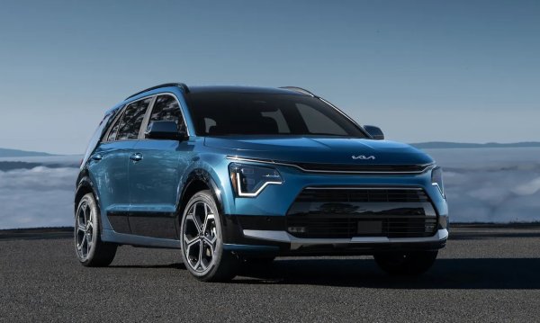 Kia Niro беше преработен през 2023 г., като получи промени в дизайна, които му предават по-изискан външен вид. Plug-in хибридната версия на Niro може да измине до 54 км само на ток, като Kia предлага и изцяло електрическа модификация. 

Plug-in хибридът Niro е оборудван с батерия с капацитет 11,1 кВт/ч батерия и има общ пробег от 820 км. Освен това, той е подходящ и за семеен автомобил, защото предлага достатъчно пространство в салона, както и багажник със сравнително голям обем.
