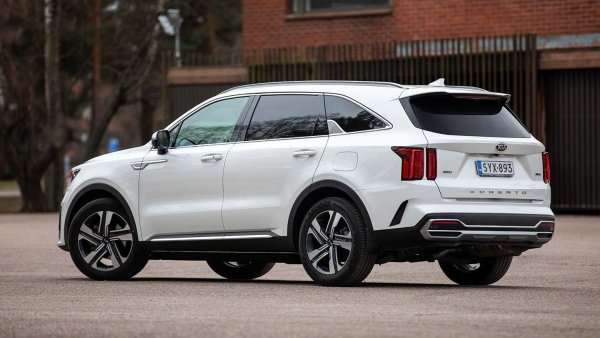За тези, които харесвате Niro plug-in hybrid, но има нужда от трети ред седалки за своето семейство, Sorento plug-in hybrid е чудесен избор. Неговият изцяло електрически пробег от 50 км е близък до този на Niro, като това се дължи на батерия с капацитет 13,8 кВт/ч.

Sorento няма толкова голям пробег само на електричество като RAV4 Prime, а освен това е по-скъп от него. В същото време обаче той впечатлява с дизайн, както и с прилични динамика за такъв SUV, тъй като разполага с 261 к.с.
