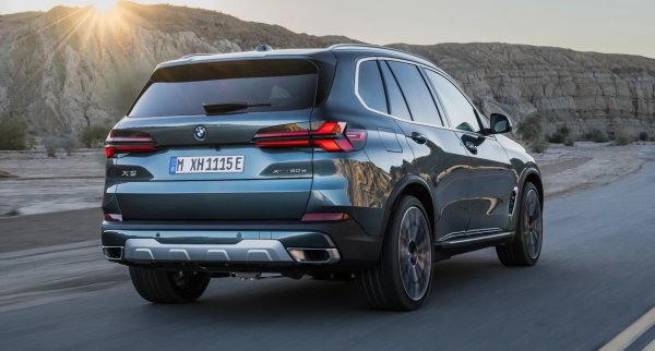 Луксозният BMW X5 xDrive50e няма претенции да бъде достъпна кола, като това си личи от цената му, която в Европа стартира от  65 250 евро. В същото време комбинацията от спортен стил, луксозен интериор и изцяло електрически пробег от 65 км (батерията е с 25,7 кВт/ч) го правят страхотен за всекидневна употреба.

Интериорът също е луксозен и удобен, като се залага само на материали от най-високо качество. Има два огромни дисплея, позволяващи контрол и управлението върху почти всички функции на автомобила. Мощността от 485 к.с. позволява ускорение от 0 до 100 км/ч само за 4,6 секунди.
