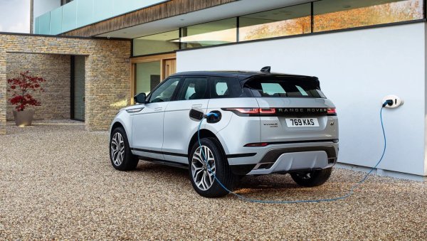 Plug-in хибридът Range Rover Evoque P300e е оборудван с 1,5-литров трицилиндров двигател. Комбиниран с електрическия мотор на хибридната система, Evoque PHEV развива 309 к.с., като благодарение на батерията с капацитет 13,5 кВт/ч може да измине 65 км само на електричество.

Evoque plug-in се зарежда от бързо зарядна за около 30 минути при използване на устройство с мощност 32 кВт. В оборудването на модела влизат функции като цифрово огледало за обратно виждане, което може да покаже безпрепятствен изглед на пътя зад вас чрез вграден екран. 
