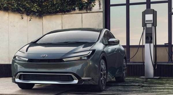 Петото поколение на Toyota Prius беше основно модернизирано през 2023 г., като получи сериозни промени в дизайна, който преди това беше критикуват. Prius вече е елегантен и модерен, като задната част на колата все още изглежда като Prius, но вече има по-спортен привкус.

Новият Prius дори разполага с 19-цолови джанти, но те не са само за показ, тъй като превозното средство разполага с 220 к.с., осигурени от хибридна система. Батерията с капацитет 13,6 кВт/ч е с около 50% по-голяма от тази на четвъртото поколение. Този Prius plug-in изминава 70 км само на ток.
