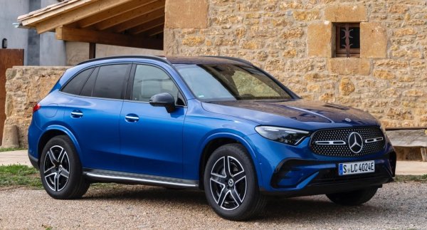 Mercedes GLC 300e plug-in hybrid, моделна година 2023 г., е луксозен SUV, който благодарение на батерията си от 13,5 кВт/ч може да измине 135 км само на електричество (по тестовия цикъл WLTP). Особено впечатляващ е и интериорът му, като това се дължи на огромните възможности за персонализиране.

Друга вътрешна характеристика, която със сигурност ще привлече внимание, е огромният сензорен екран в портретен стил, който много напомня на оригиналния екран за информация и развлечения на Tesla Model S.
