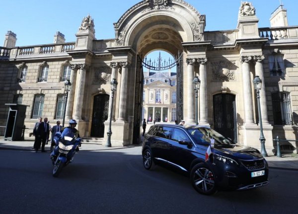 Още един кросоувър на служба на президентството във Франция: за националния празник на страната - 14 юли, през 2018 година Макрон получи специален Peugeot 5008.  Моделът е ревизиран от компанията Centigon, специализирана в бронировките за автомобили, а заради добавеното тегло са усилени спирачките и окачването. Моделът разчита на турбодизелов двигател със 180 к.с.