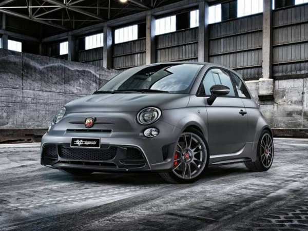 През последните години малката ретро-кола, доработена от Abarth, получи голям брой специални версии. Затова и дори да чуете името Biposto, може и да не разберете за каква машина точно става дума.
А това е един от най-радикалните и най-ефектни Fiat 500 за всички времена. Той е и най-бързият малък Abarth в историята на ателието. Появява се на пазара през 2014 година и се продава в Европа до есента на 2016, като струва внушителните 40 900 евро. 

