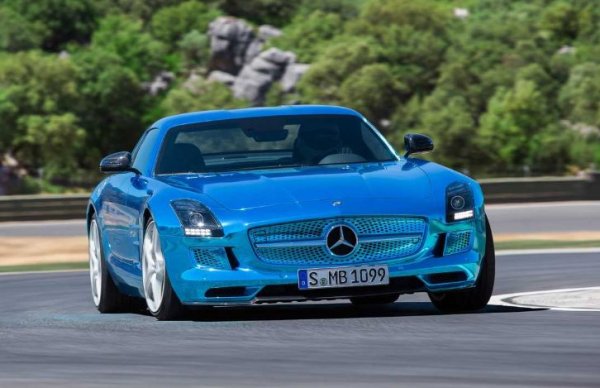 Появилата се преди 7 години суперкола SLS AMG Electric Drive има един основен проблем &ndash; тя изпреварва времето си. Оборудвана е с 4 електромотора &ndash; по един на всяка ос, като съвкупно те развиват 750 к.с. Ускорението от 0 до 100 км/ч отнема 3,9 секуди, а максималната скорост е ограничена на 250 км/ч. Пробегът с едно зареждане на батериите е 250 км (по цикъла NEDC).

