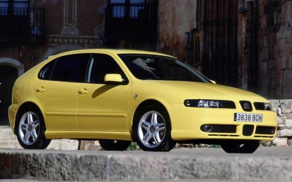 В момента Cupra е отделна марка със собствена моделна гама, но преди 20 години така наричаха &bdquo;напомпаните&ldquo; версии на Seat. Сред тях е и спортният вариант на популярния в Европа Leon Cupra 4. Той разчита на 2,8-литров VR6 мотор с 204 к.с. и система за задвижване на четирите колела, която е същата като на VW Golf 4Motion.

