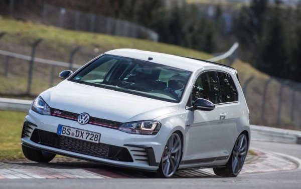 Версията Clubsport S, която се появи при седмото поколение на Golf GTI, остана слабо известна сред широката публика. А тя е един от най-мощните &bdquo;Голфове&ldquo;, които някога са се появявали на пазара. Хот-хечът получи 2,0-литров турбомотор с 310 к.с., гуми Michelin Pilot Sport Cup 2 и подобрена аеродинамика. За намаляване на теглото бяха премахнати задните седалки.

