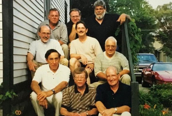 Илия (долу вляво) с колеги от дизайна на GM