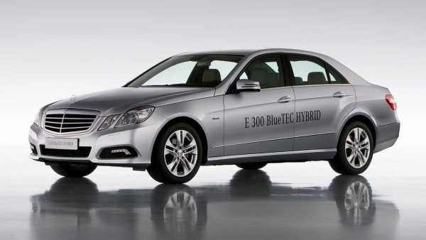 В светлината на вече отшумелия и почти забравен скандал с TDI двигателите, сега е трудно да се говори за екологичност и ефективност в контекста на дизела. Въпреки това, в началото на миналото десетилетие много марки вярваха в успеха и потенциала на колите на "тежко гориво" и електромотор. Например, по това време Mercedes-Benz пусна хибрида E 300 BlueTEC с мощност 231 коня и среден разход от 4,2 л/100 км. Между другото, E-класата от същото поколение имаше и друга хибридна версия, но на бензин - E 400 Hybrid.
