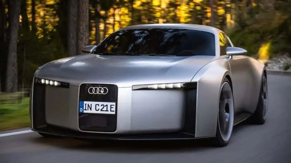 Наскоро представеното Audi Concept C предизвика огромен интерес. И то очевидно дава конкретен поглед върху идващия дизайнерски език на марката. Въпреки че е спортен автомобил с две врати, централните дизайнерски елементи трябва да бъдат включени в серийните модели.

Концепцията показва ръбове на тялото и акцент върху вертикалната предна част. Дали това ще е така със следващия А4, предстои да разберем.
