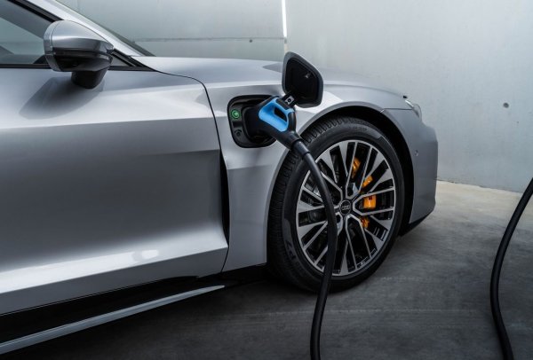 Дьолнер потвърди през октомври, че А4 се завръща като електромобил, но не даде конкретни данни за ефективността. Платформата позволява задвижвания с до 1250 kW, т.е. около 1700 к.с. Стойност, която е нереалистична за седан от среден клас на Audi.

Вероятно марката ще заложи на един или два са електродвигатели със задвижване на всички колела. Мощности до 400 или 500 к.с. трябва да са напълно възможни. Ако марката с четирите пръстена реши да направи електрически RS4, би трябвало да се очакват мощности около 700 к.с. или повече. Информация за батериите още няма. 
