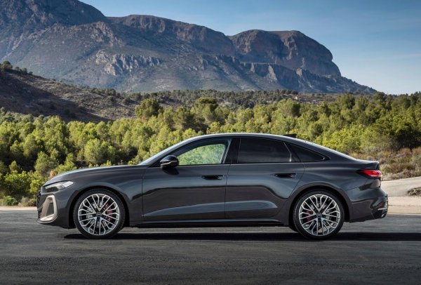 Новият A4 трябва да се основава на електрически превозни средства от среден клас от другите германски премиум производители. И електрическият Mercedes C-Class и Neue Klasse i3 от BMW ще дебютират пред Audi. Малък ориентир - новият e-SUV iX3 на BMW с 470 к.с. започва от 68 900 евро.

В същото време сегашното A5 с двигател с вътрешно горене (на снимката) струва най-малко 46 900 евро, докато електрическият компактен SUV Q4 E-Tron се предлага от 46 150 евро. 
