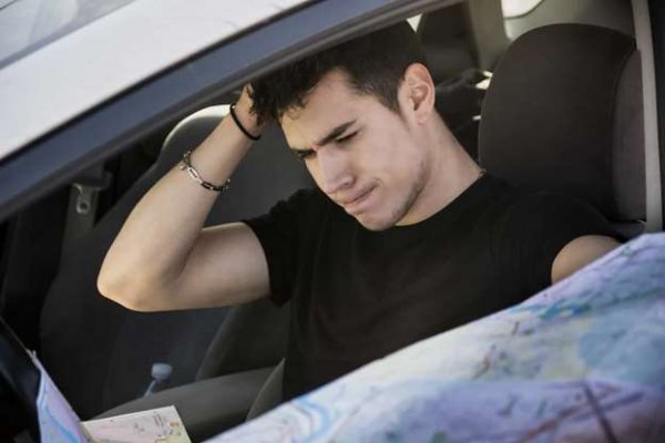 Наляво или надясно - накъде да поема? Тези шофьори обикновено имат и проблеми с ориентацията. Проблемът става още по-голяма, ако нямат GPS в автомобила. Тогава те са напълно загубени и може да направят резки маневри, с които да застрашат другите участници в движението.