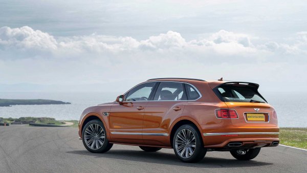 Само един километър в повече от максималната скорост, превръща Bentayga Speed в най-високоскоростния сериен SUV на света. За разлика от останалите си роднини от VW Group в тази класация, британецът не използва V8, а разчита на могъщ 6-литров W12 агрегат с две турбини. Максималната мощност на мотора е 635 конски сили, а пиковият въртящ момент е 900 Нм.

Bentley Bentayga Speed има по-скромно ускорение от Urus и RS Q8 - от 0 до 100 км/ч постига за 3,9 секунди. Но именно 306-те му километра в час го правят лидер в тази своеобразна скоростна класация.
