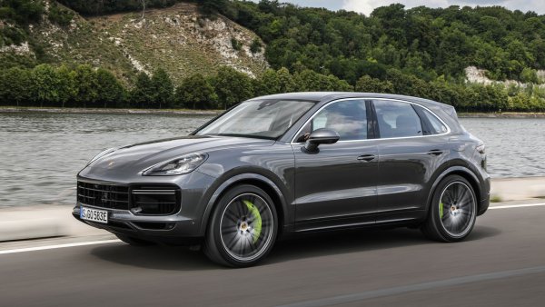 Както подсказва дългото половин метър име, Porsche Cayenne Turbo S-E Hybrid е с хибридно задвижване, при това - със зареждане от контакта. Комбинацията от 4-литров битурбо мотор и електрически такъв предлага съвкупна мощност от 680 конски сили и въртящ момент от 770 Нм.

И освен да се движи само на ток 40 километра със скорост до 135 км/ч, ускорява от 0 до 100 км/ч за 3,8 секунди и може да "вдигне" 295 км/ч.
