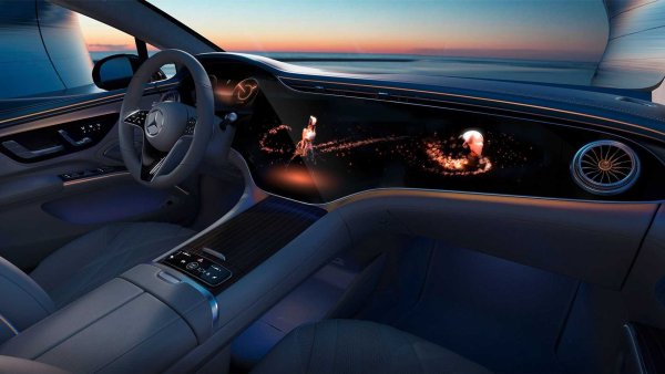 Пример за това е дилърството Trivellato, открито в Италия. То представлява виртуален шоурум, където аватарите на клиентите се показват на ротационен принцип на различните модели на производителя от Щутгар. Дигиталното пространство е полезно не само за продажба на автомобили, но и за създаване на видеоклипове, събития, национални премиери и достъп до електронна търговия за закупуване на продукти и резервни части.

Изживяването е подобно на Fiat Metaverse Store - с продуктов експерт, който напътства клиента да открие изложените модели, които са богати на детайли и изключително съдържание. А аватарът на клиента може да се консултира с информация, която вече е налична на уебсайта на дилърството, макар и в по-футуристичен контекст.