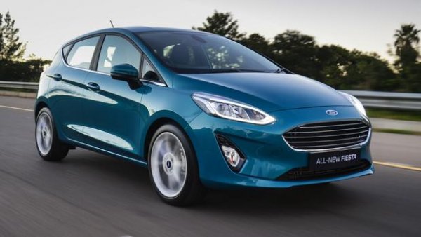 Един от най-популярните модели в този сегмент е Ford Fiesta, която също намира място в класацията. Хечбекът разчита основна на 1,0-литровия двигател от семейството EcoBoost, който се предлага в няколко варианта на мощност. Версията с мощност 100 к.с. и автоматична скоростна кутия предлага разход от 5,2 л/100 км. При този вариант цената започва от 16 820 евро.
