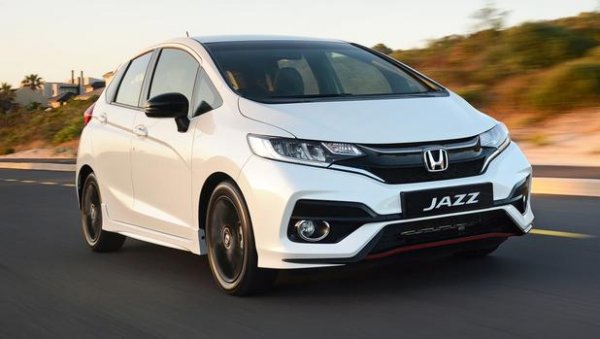 Японската компания също има представител в този клас автомобили. Съгласно стратегията си Honda ще предлага единствено бензинов двигатели в Европа. В случая, това е 1,3-литров мотор, който може да се съчетае както с механична скоростна кутия, така и със CVT. В случая разходът е 5,9 л/100 км, а цените започват от 16 150 евро.
