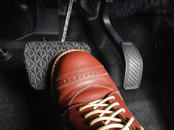 Собствениците на автомобили с роботизирана трансмисия трябва внимателно да натискат спирачката при спиране и превключване на режимите. Недостатъчният натиск върху педала на спирачката води до факта, че автомобилът остава в режим на готовност за потегляне, тоест в този случай дисковете на съединителя не се отварят напълно, което води до по-бързото им износване.
