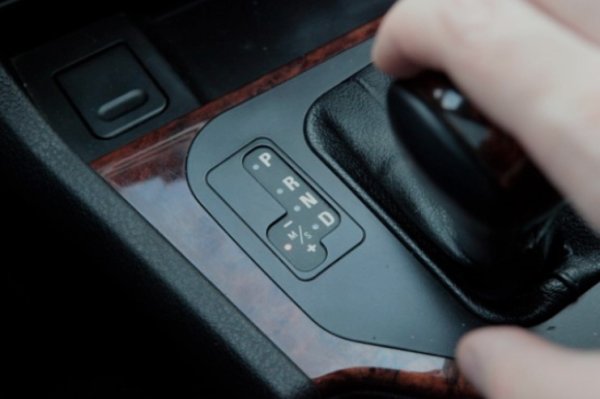 Използването на ръчен режим в задръствания може да се препоръча за намаляване на износването и прегряването на роботизираната трансмисия. Автоматичните трансмисии са склонни да сменят бързо предавките, за да пестят гориво, което може да доведе до чести смени между първа и втора предавка, което увеличава натоварването на целия механизъм. 

В такива ситуации водачите се съветват да превключат на ръчен режим и да използват изключително първа предавка, което потенциално намалява напрежението върху трансмисията. Също така трябва да се знае, че много съвременни автомобили, оборудвани с &bdquo;роботизирана&ldquo; трансмисия, като правило са адаптирани към задръствания и оптимизирани да работят без необходимост от намеса на водача в процеса на смяна на предавките.
