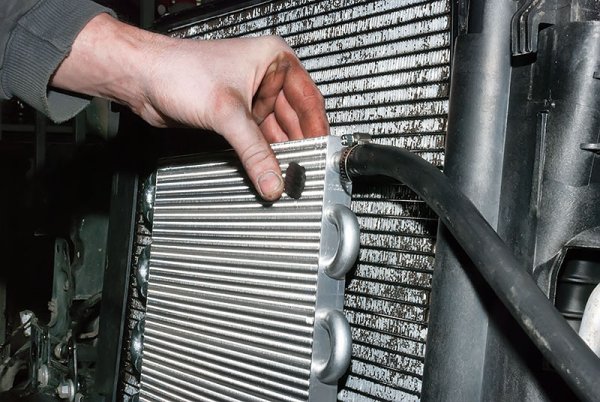 Много роботизирани трансмисии имат отделен радиатор за охлаждане на маслото. Препоръчително е той да се мие няколко пъти в годината. Факт е, че малките &bdquo;пчелни пити&ldquo; на радиаторите бързо се запушват, което води до загуба на ефективност на охлаждане на маслото и поради това се получава прегряване с всички произтичащи от това последствия.
