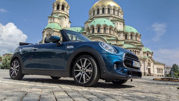 Ето я и първата изненада: MINI-то без покрив се води уж нишов модел, а те би трябвало да се препродават по-трудно. Но не е така - в САЩ собствениците на кабрио версиите успяват да ги пласират средно за 25 дни, на средна цена 27 982 долара. 
За сравнение средният срок за препродажба на автомобил в Америка на база всички данни е 35.4 дни, при средна цена 31 036 долара.
