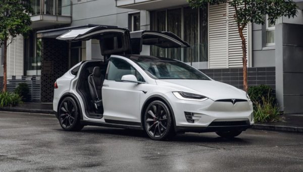 Дори и за най-скъпия модел на Tesla не е проблем да бъде пласиран на вторичния пазар. Средната цена на сделките е 76 268 долара. 
