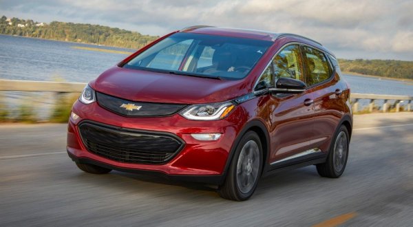 Популярността на Bolt се обяснява с цената му, която го прави един от най-достъпните електромобили на американския пазар. Средната цена втора ръка е 22 005 долара. Интересът не намалява нито от поредицата сервизни акции, обявени напоследък, нито от появата на фейслифт и на новия Bolt EUV модел. 
