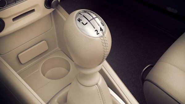 Далеч по-удачния вариант са ръчните скоростни кутии с 5 и 6 предавки. При тях не се отчитат особени недостатъци, като експертите ги препоръчват пред вариатора. По-надеждна е тази с 5 степени, която може да изкара до 300 000 км без никакви проблеми.