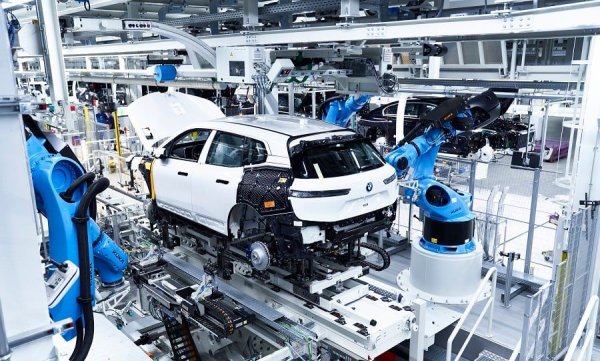 На този фон активните усилия на Брюксел да ликвидира двигателя с вътрешно горене (предвиден за пълна забрана от 2035 година) и да наложи вместо него електромобили с батерии, изглеждат разбираеми. Вярно е, че отказът от ДВГ ще лиши европейската автоиндустрия от водещите й позиции в сектора - а автоиндустрията дава над 7% от БВП на съюза, създава 6% от работните места и е най-големият инвеститор в научна и развойна дейност. Но може би си заслужава саможертвата, ако това ще намали зависимостта на ЕС и ще пренасочи 250 милиарда евро годишно за нещо по-полезно от пълненето на банковите сметки на руски олигарси и арабски шейхове?
