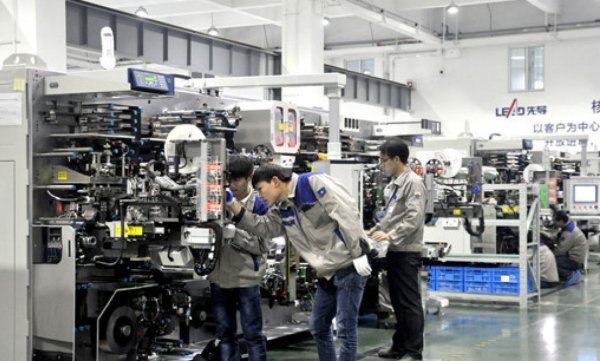 Няма съмнение, че с очаквания ръст при електромобилите все повече европейски милиарди ще отиват към тези производители на батерии и тези доставчици на суровини - може би дори повече милиарди, отколкото сега харчим за внос на петрол. Единствената разлика ще е, че износът на автомобили от Европа, който сега има основен принос към търговския баланс, ще е вероятно доста по-скромен. Отчасти защото около 40% от приходите от един електромобил се падат на доставчика на батерията. И отчасти защото Европа вече изпитва остър недостиг на батерии - около 66 гигаватчаса през 2022, по оценка на Benchmark Mineral Intelligence (BMI). Някои анализатори предвиждат този дефицит да достигне до 270 гигаватчаса през 2025. 
Защо тогава европейските законодатели толкова са бързали да ни отърват от конкурентните ни предимства, вместо да изберат по-плавен и добре обмислен преход? Защо първо не са се погрижили да насърчат създаването на технологиите и производствения капацитет, които да заменят ДВГ? Умствено късогледство ли е това, или разсейване в резултат на действията на добре обезпечените китайски лобисти в Брюксел? Това не е темата на тази статия. 
