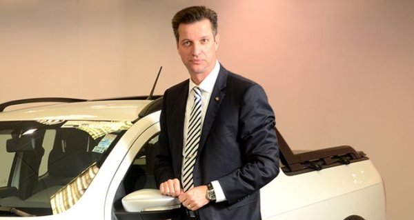 Новият автомобилен свят ще се ръководи изцяло от себестойността на батериите, призна технологичният шеф на Volkswagen Томас Шмал в разговор с The Financial Times. И добави, че за европейските стартът в този спринт е "със 100 метра назад" спрямо китайците. Впрочем това се отнася не само до производителите, но до националните икономики. България, която в последното десетилетие разви много силен автомобилен сектор в областта на компонентите и софтуера, засега остава извън сегмента на батериите. За сметка на това Унгария вече привлече две големи фабрики на CATL и EVE. 
