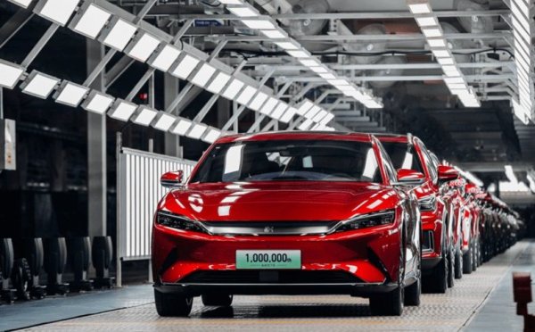 Ако действително съдбата на автомобилната индустрия ще се определя основно от цената на батериите, това е още една лоша новина за европейските производители. По данни на Bloomberg NEF средната пакетна цена на батериите за производителите в Китай е 127 долара за киловатчас. За САЩ тя е с 24% по-висока, а за Европа - с цели 33%. И понеже около 40% от цената на един електромобил се пада на батерията, подобна ножица може да направи европейските марки неконкурентни на собствения им домашен пазар. Стремителният възход на китайски марки като MG в Европа през 2022 е само началото. 
