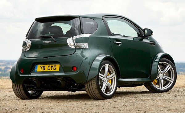 Един клиенти обаче реши да превърне хечбека в истински Aston Martin. Какво се получи? Ами, малкият автомобил е оборудван с 4,7-литров V8 двигател с мощност над 400 конски сили, а скоростната кутия, компоненти на окачването, спирачките и колелата са от супер купето Vantage S.

Задвижването не е предно, както при стандартната модел, а ан задните колела. Единственият по рода си Cygnet все още изглежда комично, но има свиреп характер - ускорява до 100 км/ч за 4,2 сек и развива максимална скорост от 274 км/ч.
