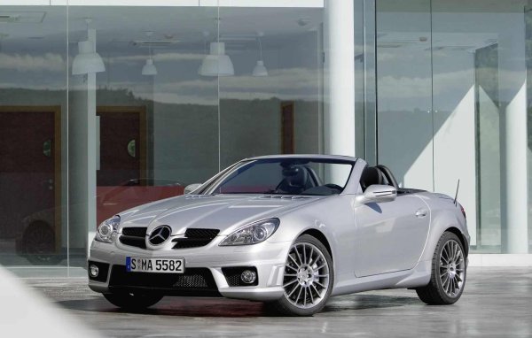 Безброй мисли могат да ви дойдат на ум, когато стоите до малкия роудстър (второто поколение на R171), но големият V8 вероятно е последното нещо, за което ще се сетите. Жалко, защото SLK 55 AMG не е просто лежерен спортен автомобил, а жесток звяр, който крие в себе си огромен двигател.

В двигателния отсек по-някакъв начин е напъхан 5,4-литров атмосферен V8 с мощност от 360 к.с. Той се съчетава със седемстепенна автоматична скоростна кутия. Ускорението до 100 км/ч отнема за 4,9 секунди.
