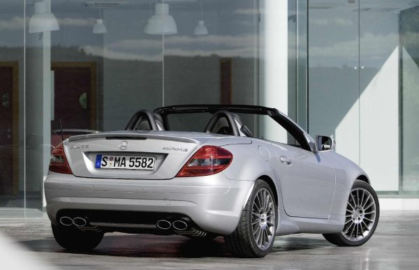 Този супер роудстър се предлага стандартно със спортно окачване (други пружини, амортисьори и стабилизатори), мощни спирачки, аеродинамичен бодикит и 18-цолови джанти. И като опция, още по-яко окачване за обиколки на "Нюрбургринг" и подсилени спирачки.

Традицията продължи и в следващото поколение на SLK - топ версията на спортния автомобил беше оборудван с 5,5-литров двигател с мощност 422 к.с., ускоряваше до 100 км/ч за 4,6 сек и развиваше максимална скорост от 280 км/ч, ограничена от електрониката.
