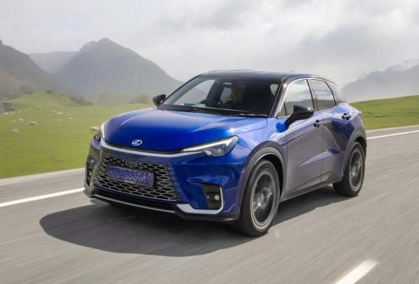 Lexus LBX успява да постигне подобен разход на гориво, благодарение на ефективния си 1,5-литров, 3-цилиндров напълно хибриден двигател със 136 к.с. За да го получите, трябва да похарчите поне 39 000 евро.