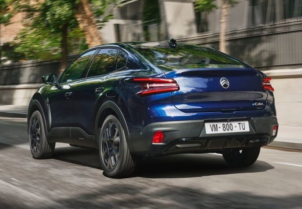 Citroën C4 X може да се похвали с отлича аеродинамика, която му позволява да постигне впечатляващо нисък разход на гориво. Предлага се с 1,2-литров мек хибрид само в най-мощната версия със 145 к.с., като цената му започва от 29 000 евро.