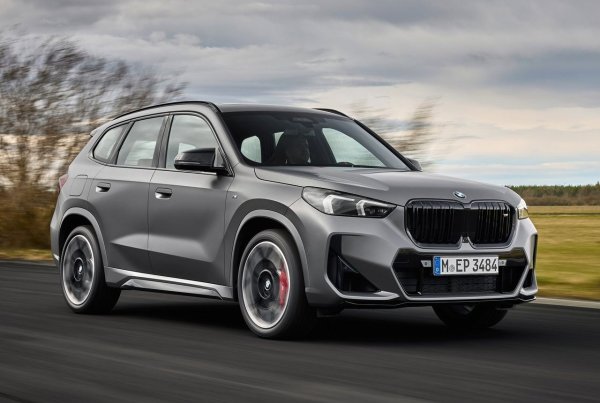 Създадени на една и съща основа, BMW X1 (на снимката) и BMW X2 споделят и по-малко „жадния“ двигател – мекия хибриден турбодизел със 163 к.с. 2.0 от версията sDrive20d с предно предаване. Очаква се те да изминат 100 км с 4,5 литра. X1 е по-универсален и икономичен, като каталожната цена за тази версия започва от 46 900 евро: за по-модерния X2 се нуждаете от 1600 евро повече.