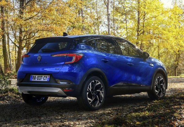 Наскоро актуализиран с 1.8 full hybrid, който замени 1,6-литровия вариант, увеличавайки производителността и намалявайки разхода на гориво, Renault Captur във версията си със 160 к.с. обещава разход от 4,4 л/100 км. Тя се предлага само на някои пазари в Европа, като започва от 28 500 евро.