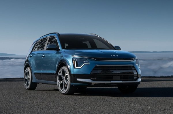 Третият модел в този списък с разход 4,4 л/100 км е Kia Niro с пълно хибридно задвижване. То включва 1,6-литров двигател с 4 цилиндъра (същият като при братовчеда Hyundai Kona), който развива 129 к.с. Цената на корейския модел е 32 000 евро.