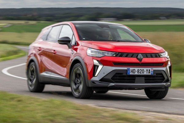 По-голямата „сестра“ на Captur споделя същия двигател, но се различава на дължина и има по-голям багажник. По паспортни данни пълният хибрид на Renault Symbioz може да измине 100 км с 4,3 л/100 км, като цените на модела стартират от около 30 000 евро. Това е повече от Captur, но получавате по-голям багажник.