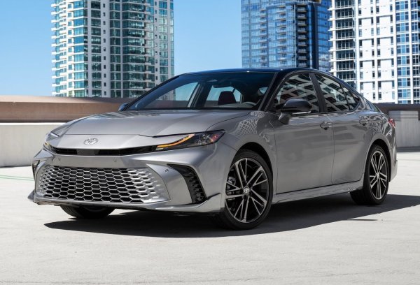 Причини за избора: легенда в бизнес-класа, която получи много ефективен хибрид в новото си поколение. Camry е определен като &bdquo;един от най-балансираните седани на пазара&rsquo;&rsquo;.