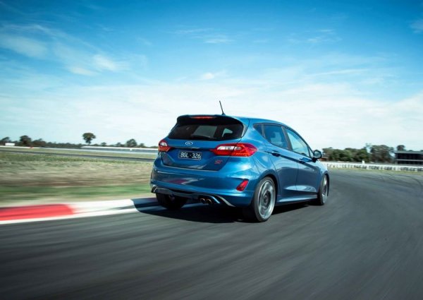 Ford Fiesta ST винаги е била еталон за малки автомобили, като не се притеснява от сравнително малкия си двигател. В случая това е 3-цилиндров турбомотор с обем 1,5 литра, който развива 197 к.с., но се справя не по-зле от агрегати с двойно по-големи мощност и работен обем. 
