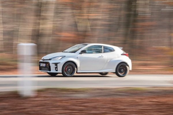 Този автомобил предлага вероятно най-доброто съотношение цена-качество сред всички високопроизводителни модели, пуснати на пазара през последното десетилетие. Всъщност, Toyota GR Yaris е рали-автомобил, предназначен за стандартни пътища и това го прави още по-впечатляващ.

Хечбекът е със задвижване на четирите колела, а под капака му е поставен 3-цилиндров турбо-мотор с обем 1,5 литра, който развива 261 к.с. и е съчетан с 6-степенна механична скоростна кутия. Ускорението от 0 до 100 км/ч отнема 4,8 секунди.
