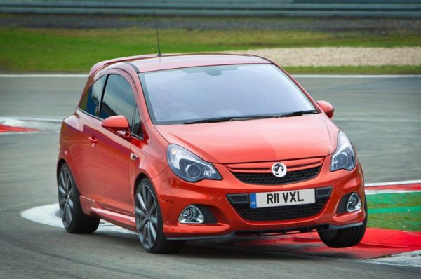 С всяко ново поколение на Vauxhall Corsa VXR, свирепият малък автомобил става по-бърз, по-остър и предлага по-добре съотношение цена/качество. Освен, че е е много бърз, този автомобил е и доста практичен.

Лимитираната серия N&uuml;rburgring на VXR Corsa разполага с ауспух Remus, механичен диференциал Drexler и спирачки Brembo, като ускорява от 0 до 100 км/ч за 6,3 секунди, преди да продължи до максимална скорост от 231 км/ч.
