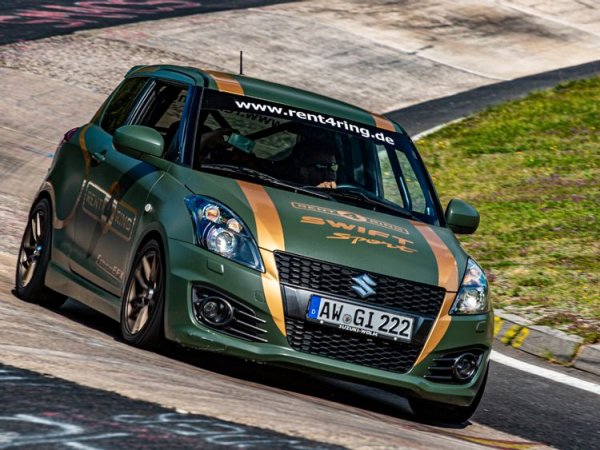 Този автомобил е най-яркото доказателство, че не се нуждаете от огромен брой конски сили, за да прекарате чудесно на пистата. Хечбекът на Suzuki Sport е от старата школа, което го прави още по-привлекателен за много хора. Неговият 1,6-литров двигател може да има само 123 к.с., но пък се развърта до 7000 об/мин. Освен това човекът зад волана получава стегнатно управление и страхотна реакция, които го карат още по-яростно да натиска педала на газта.