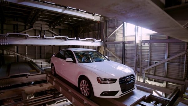 Ако няма достатъчно място на земята, най-логичното решение е да се направи многоетажен паркинг на височина. Тази концепция се използва от американската компания CityLift Parking за изграждане на автоматизирани паркинги. Броят на нивата варира в зависимост от условията на проекта. Например, паркингът The Hive, разположен в Оукланд, щата Калифорния, има площ, еквивалентна на седем паркоместа, но побира 39 автомобила на седем етажа.
