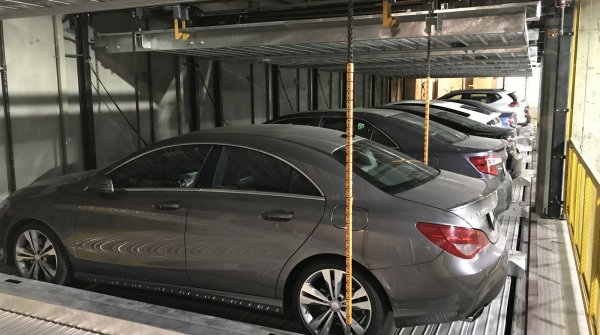 Системата е напълно роботизирана: водачът влиза в приемния бокс, плаща за паркиране на терминала и излиза. Мобилната платформа премества колата в товарен асансьор, който я повдига до съответното ниво и я разтоварва на паркомястото. Подобно многостепенно роботизирано паркиране, което спестява място на улиците и време за шофьорите, става все по-популярно в САЩ. В момента CityLift Parking вече е изградила 27 такива паркинга.
