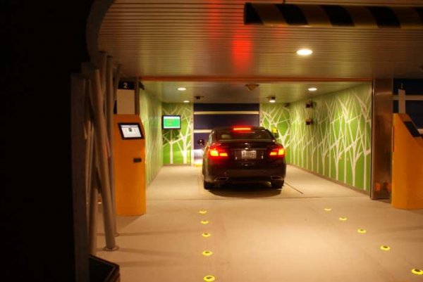 Друг вариант за ефективно поместване на автомобилите е вертикалното роботизирано паркиране от типа въртележка на американската компания Robotic Parking Systems. Автомобилът влиза в бокса, от който движещи се плъзгачи го изтеглят в клетката на конвейера, след което заетата секция се премества в друга позиция. Разликата от другите механизирани паркинги е, че дизайнът на този е подвижен.